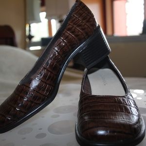 Chadwicks all Leather Brown heel loafer Size 6